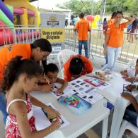 Voluntárias Sociais da Bahia promovem a Feira Saúde e Cidadania, que dispõe de unidades móveis para realização de exames preventivos de câncer, atendimento oftalmológico, odontológico, expedição de documentos e brinquedoteca, na Avenida Gal Costa. Foto: Paula Fróes/GOVBA Feira Cidadã oferece serviços aos moradores de Sussuarana, São Marcos e Pau da Lima