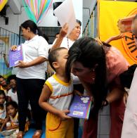 Voluntárias Sociais entregam material escolar em creche de Salvador