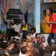 Voluntárias Sociais entregam material escolar em creche de Salvador