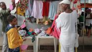 Brechó na Feira de São Joaquim tem apoio das Voluntárias Sociais