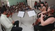 Voluntárias levam Projeto Cameratas da OSBA para associação do Costa Azul