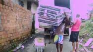 Desalojados de Pirajá recebem doações das Voluntárias Sociais