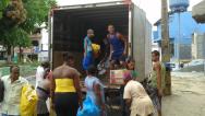 Vítimas das chuvas dos bairros dos Alagados e de Santo Inácio recebem doações das Voluntárias