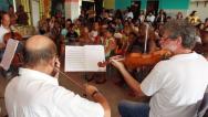 Camerata da Osba faz a festa de mães e filhos em escola de Itapuã